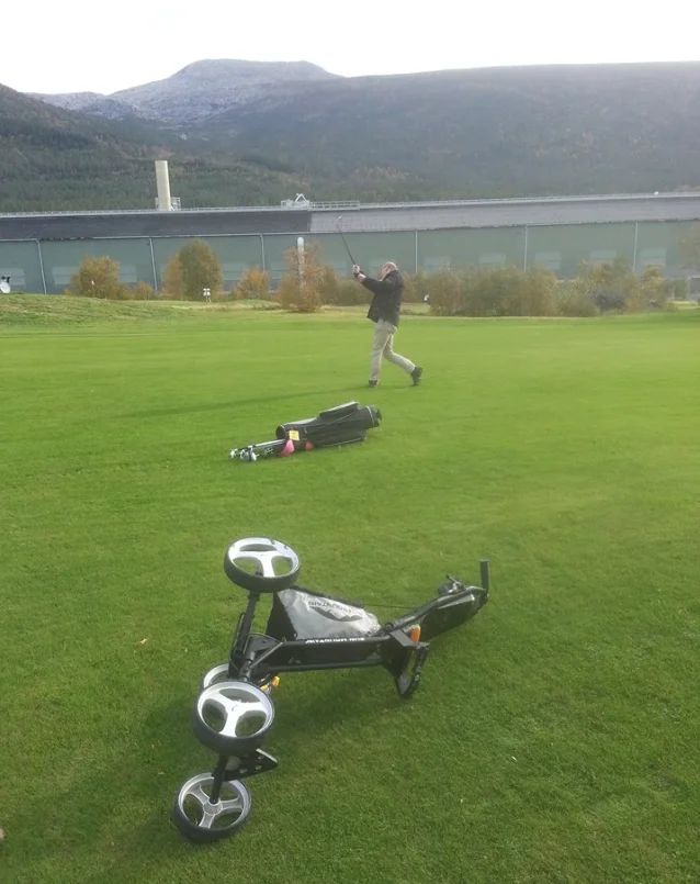 Steinar Fjellstad og Hans D. Gertz spelte golf i storm i dag. Baggar og vogn føyk i vinden, men gøy var det, fortel fotografen.