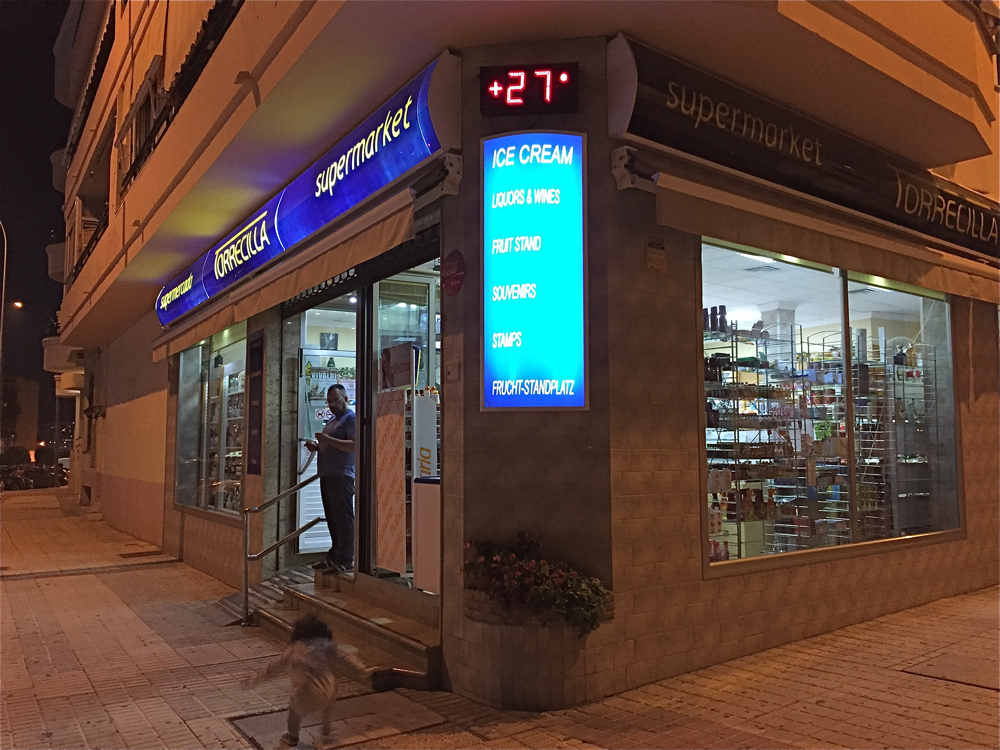 NERJA: 27 grader i halvnitida om kvelden er til å leva med! Den vesle jenta i framgrunnen skulle vel helst vore i seng på denne tida, men kven får sova i ein slik varme? (Foto: Kristian Hus)