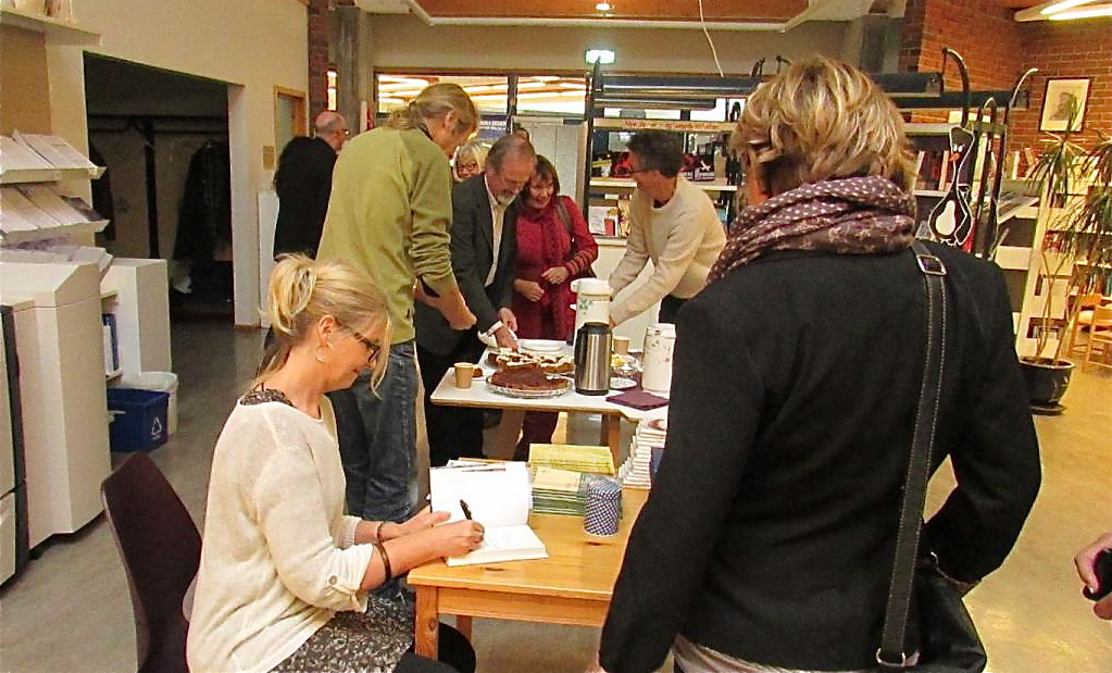 Anne Karin Fonneland signerte mange bøker under lanseringa på biblioteket laurdag. (Foto: Lars Børge Sæberg/Kvinnherad mållag)