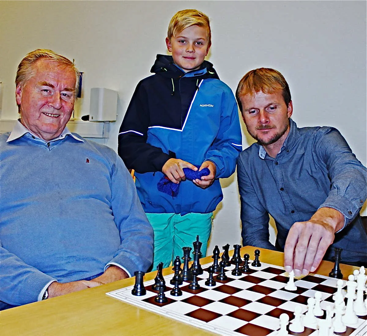 I kjølvatnet av Festidalen er det no skipa ein sjakk-klubb for dette distriktet. Klubben heiter Folgefonn sjakklubb og der deltek blant andre desse tre generasjonane frå same familie: Haldor Tveit (68), Bjørn Olav Tveit (42) og Viljar Tveit (11). (Foto: Ola Matti Mathisen)