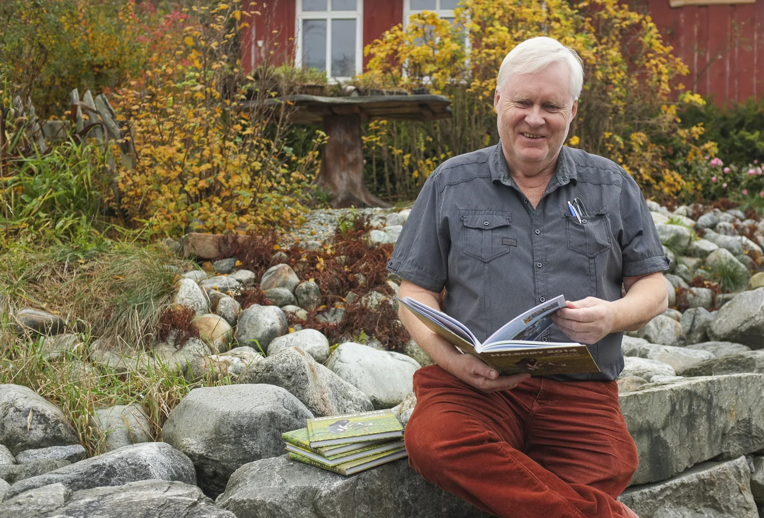 Forfattar og utgjevar Arne Gjerde med trykkvarme bøker fulle av nye Halsnøy- og Fjelberg-glimt.