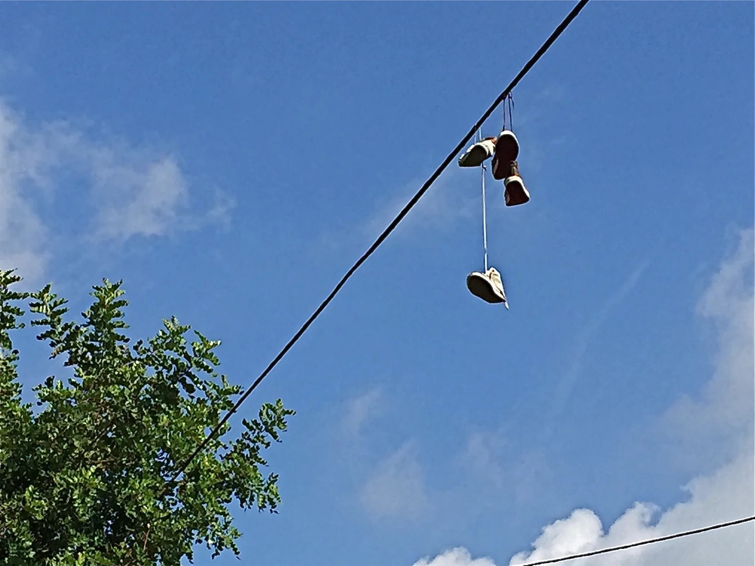 Når ein først går skoa av seg, er det like greitt å hengja dei til tørk med det same. Fleire stader langs det gamle elveleiet mellom Nerja og Friligiana finn vi slike opphengde sko på leidningane, kanskje for å visa at vi er på rett veg.