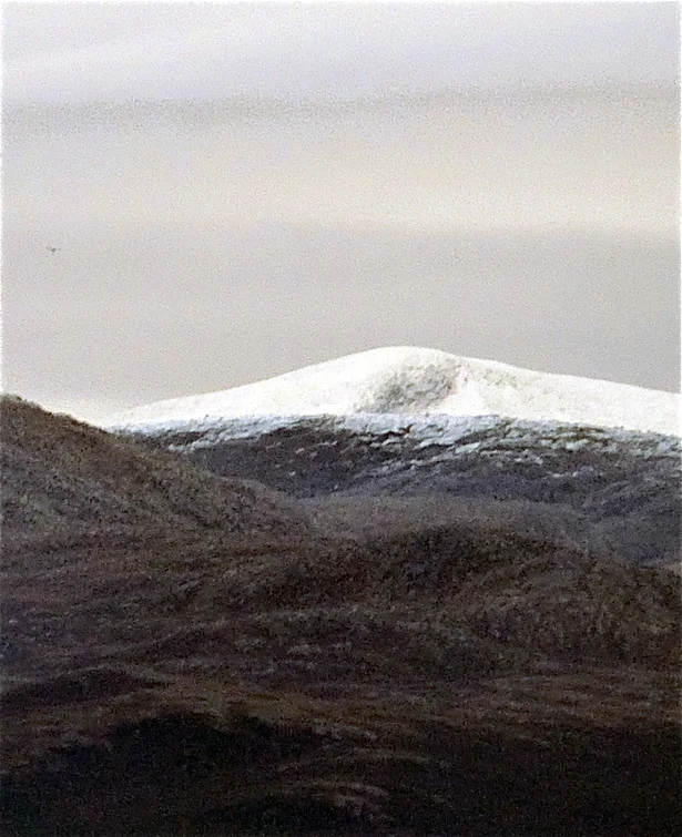 Fjelltoppane som stikk 1000 meter over havet og meir enn det fekk onsdag morgon første snøvisitten denne hausten. Biletet viser Ulvanåsi i Kvinnherad, godt synleg for mange stordabuar. Og dermed fekk me ei ny melding om at det er på tide med dekkskifte på bilen. (Tekst/foto: stordnytt.no).