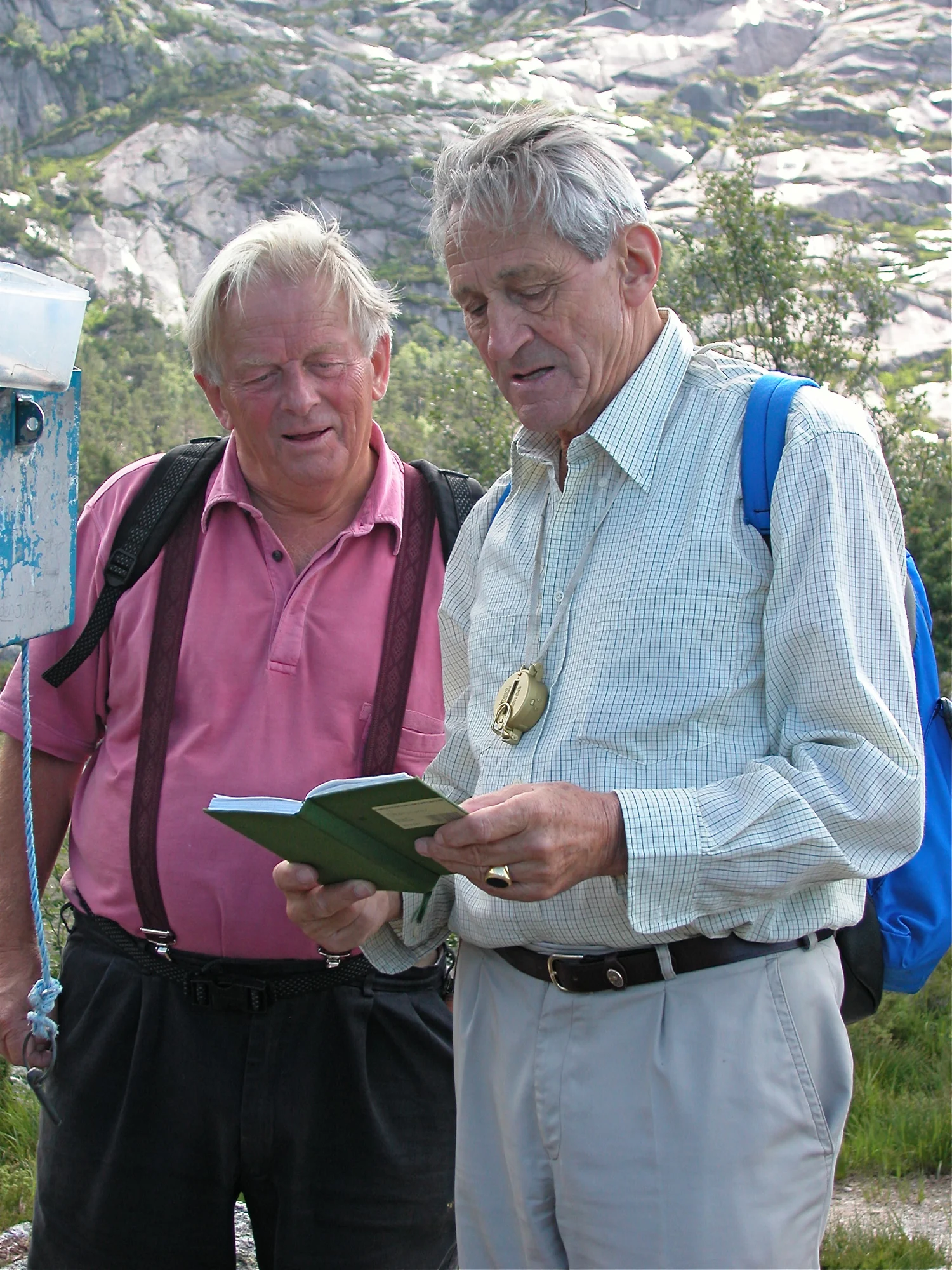 To gode vener, Nils Eknes og Eugene Keppler (den første direktøren på SØRAL) var på tur til Bremstølsvatnet i juni 2002. Då var det mange år sidan dei sjølve hadde skrive seg inn i gjesteboka der oppe...