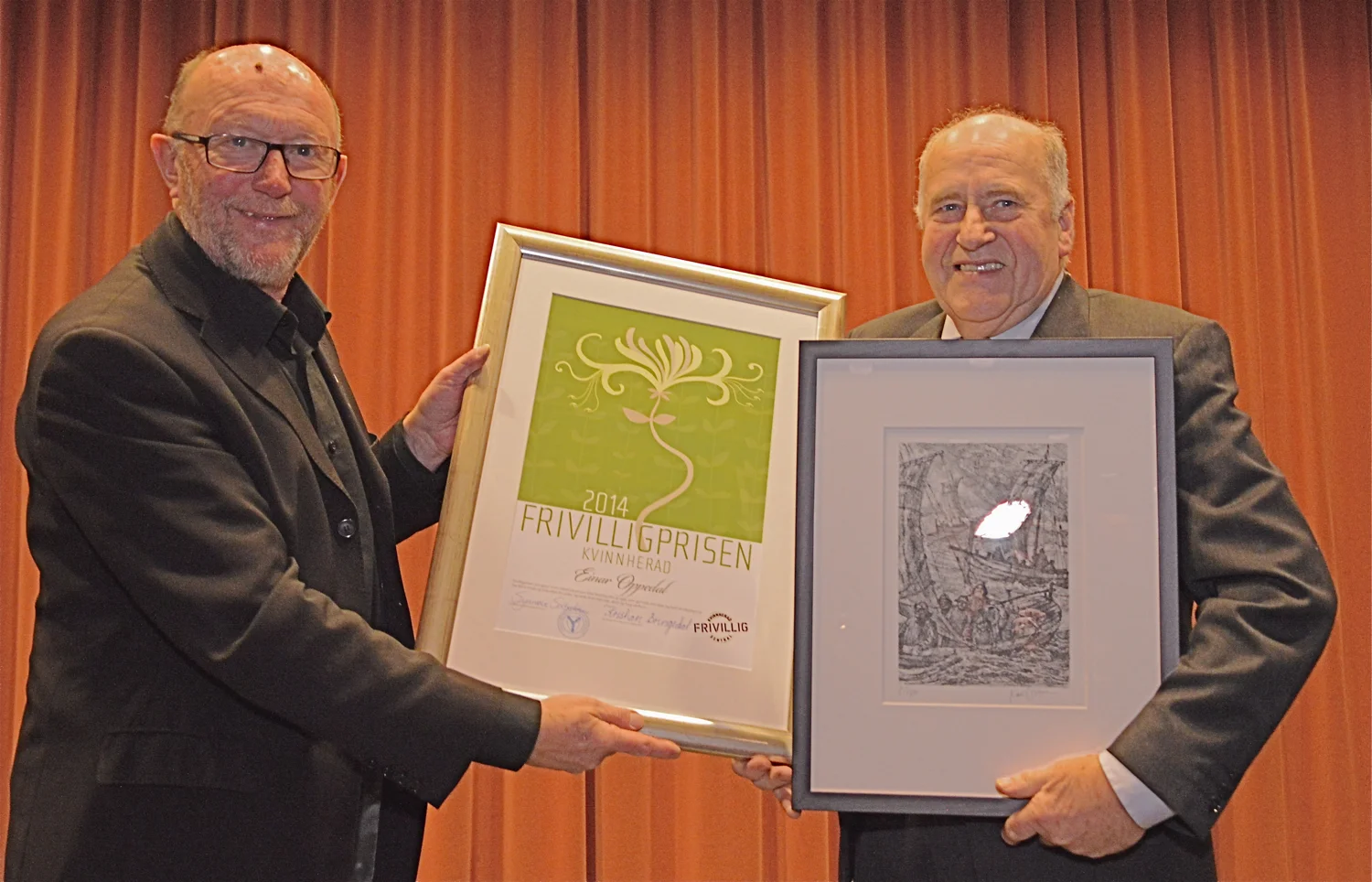 Kultursjef Kristian Bringedal overrekte diplomet for Frivilligprisen til Einar Oppedal.