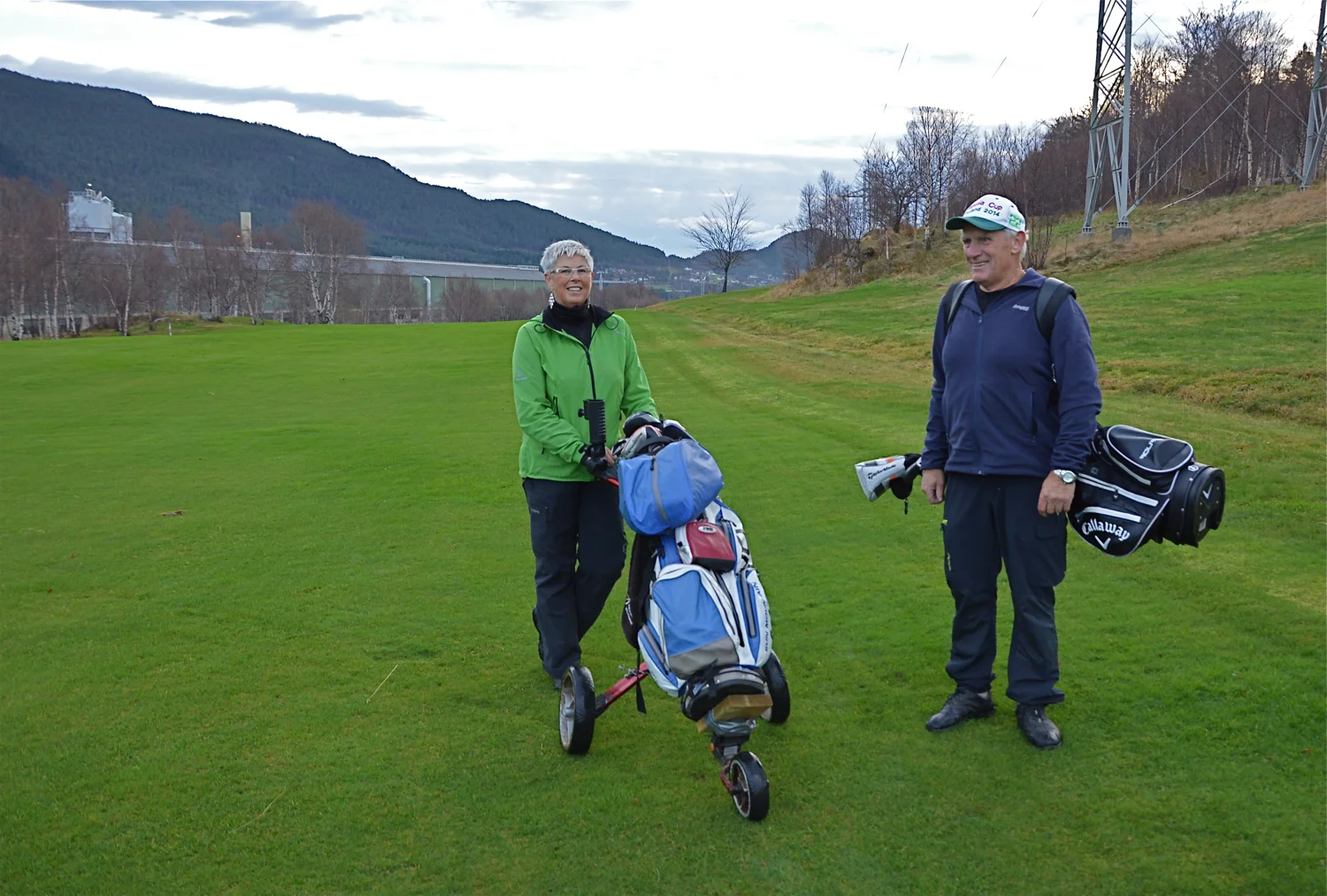 Vi nærmar oss jul og vinter, men det bryr visst ikkje Aslaug og Frode Knutsen frå Herøysundet seg noko om. Dei går sine vante turar på den fine og grøne grasmatta på Husnes golfbane så ofte dei kan, ja, mange gonger i veka, etter det vi forstår. Men snart kjem snøen og legg sitt kvite teppe over golfbanen, og då spørst det kva dei to golf-entusiastane vil finna på…