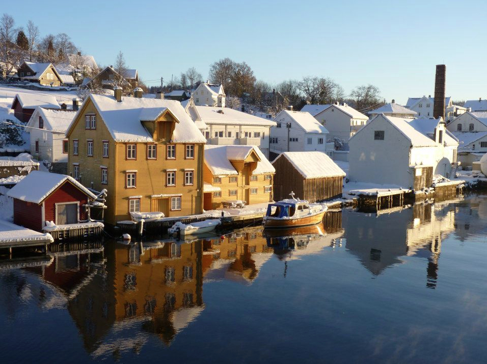 Torhild S. Cascales, no busett i Frankrike, har sendt oss dette fine vinterbiletet frå "barndomens dal", Sunde. Ho tok biletet i 2009.