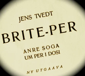 Forteljinga tar utgangspunkt i Jens Tvedt sine romanar Vanheppa og Brite-Per.