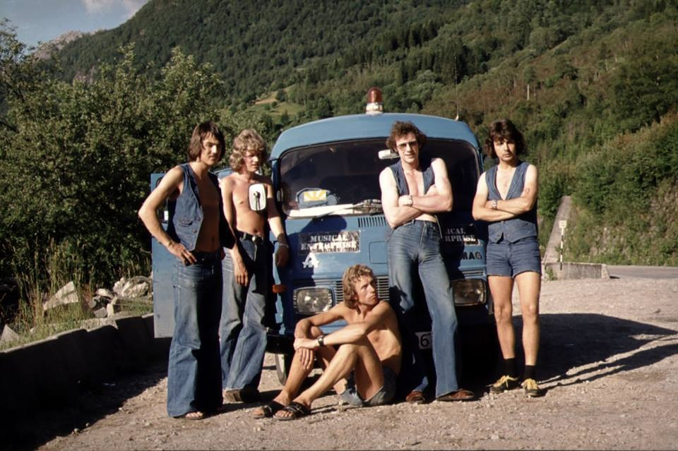 Musical Enterprise fotografert framfor orkesterbussen i stordomstida til orkesteret.