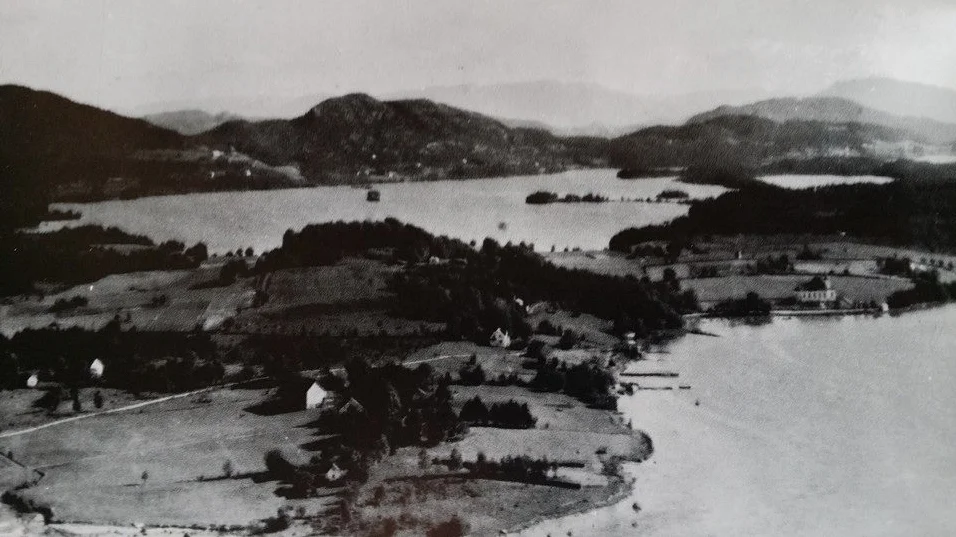 Husnes med Opsangervatnet før industrireisinga var i gang på 1960-talet.