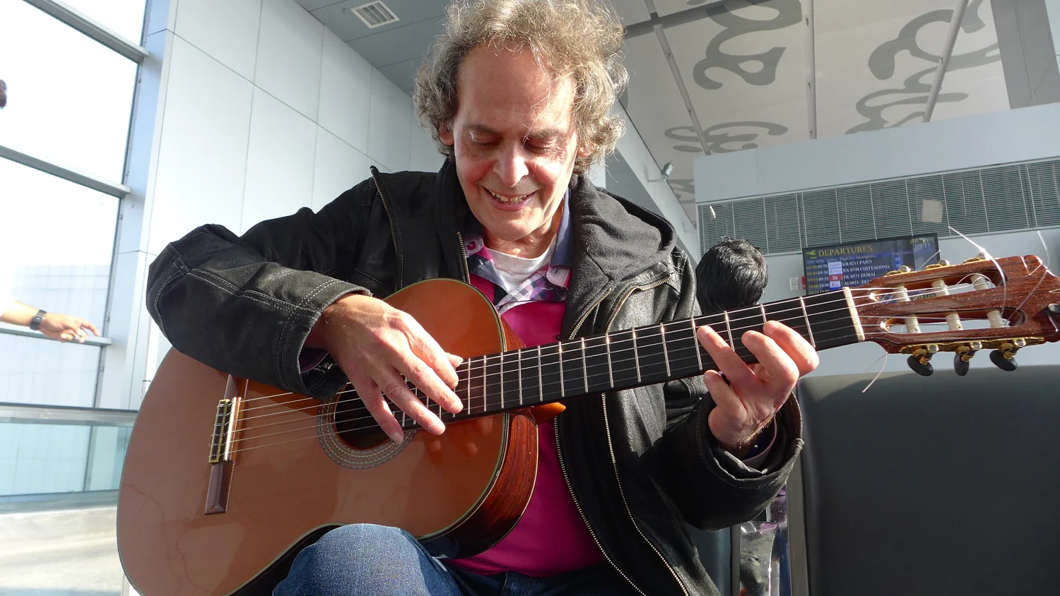 Roland Dyens spelar på gitaren min, medan vi ventar på flyet.