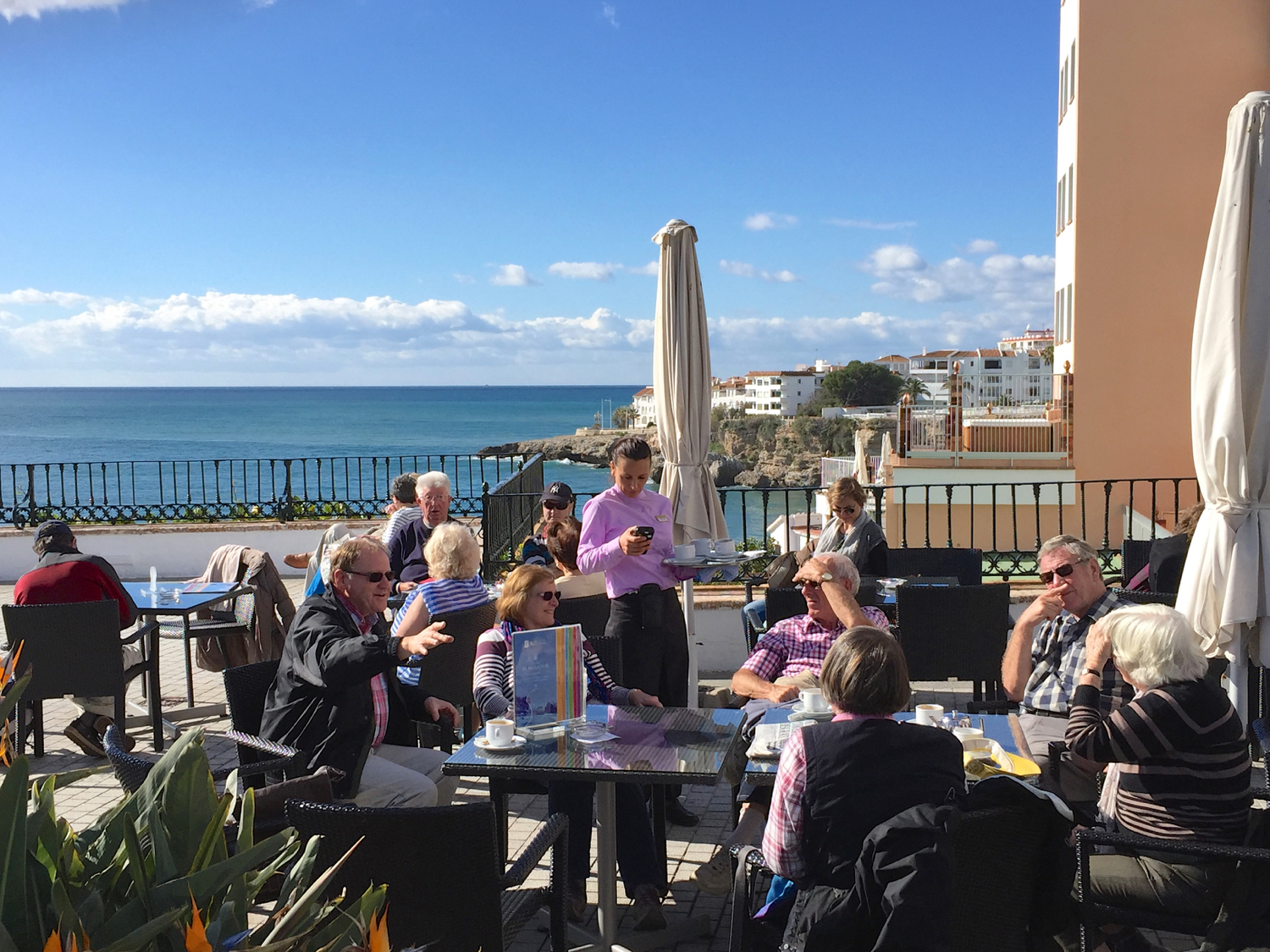 Det er vinter i Spania òg, men vêrgudane er snille mot oss og lar folk sitja ute og nyta dei første solstrålene og det som kjem på bordet av vått og tørt, som her på Balcon de Europa i Nerja. Våren er like om hjørna!