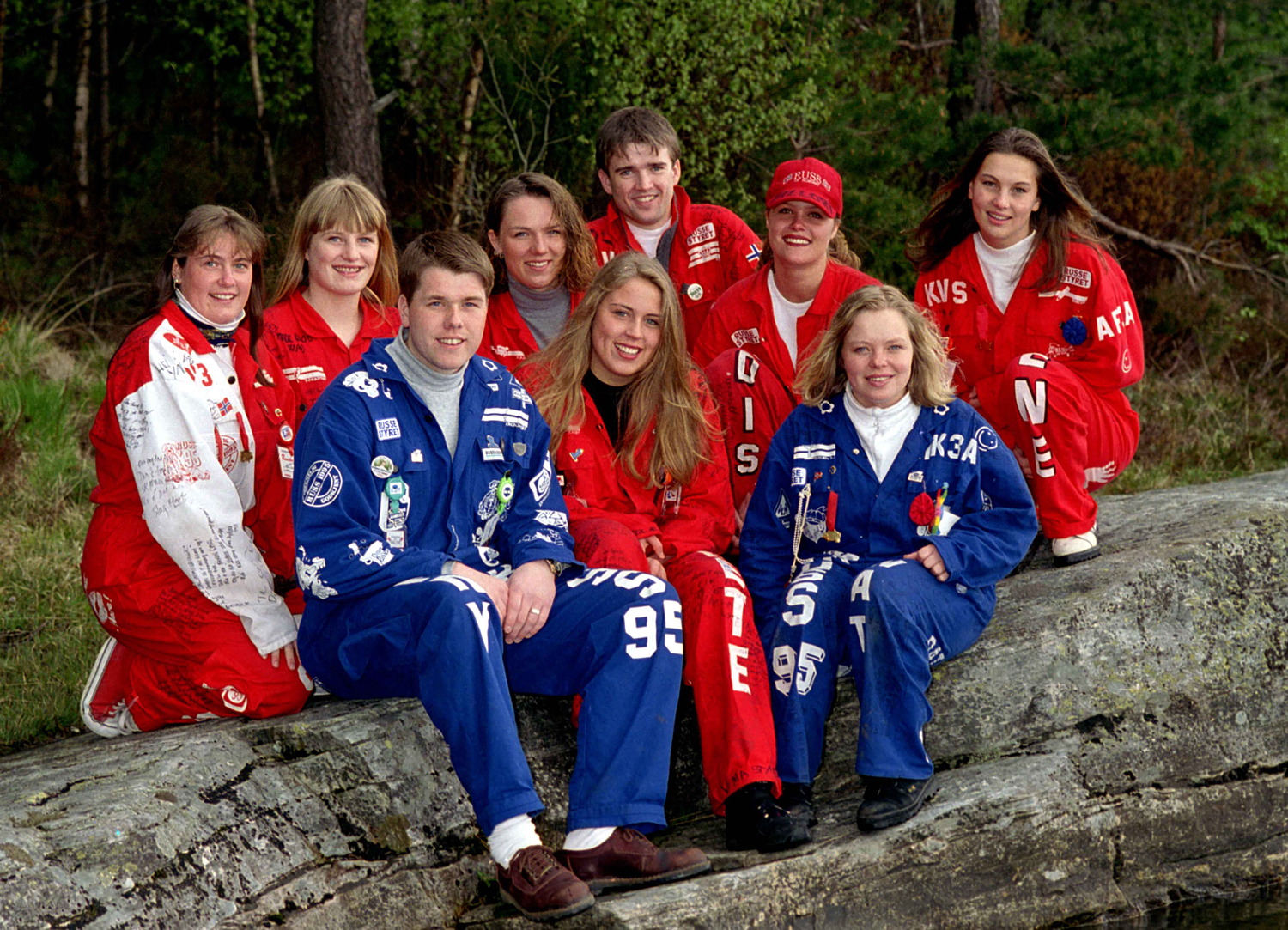 Her er nokre av russekullet frå Kvinnherad vidaregåande skule i 1995. Veit du namnet på alle? Send gjerne ein epost til kristian.hus@knett.no. (Foto: Geir Remme/Remme Fotobyrå)