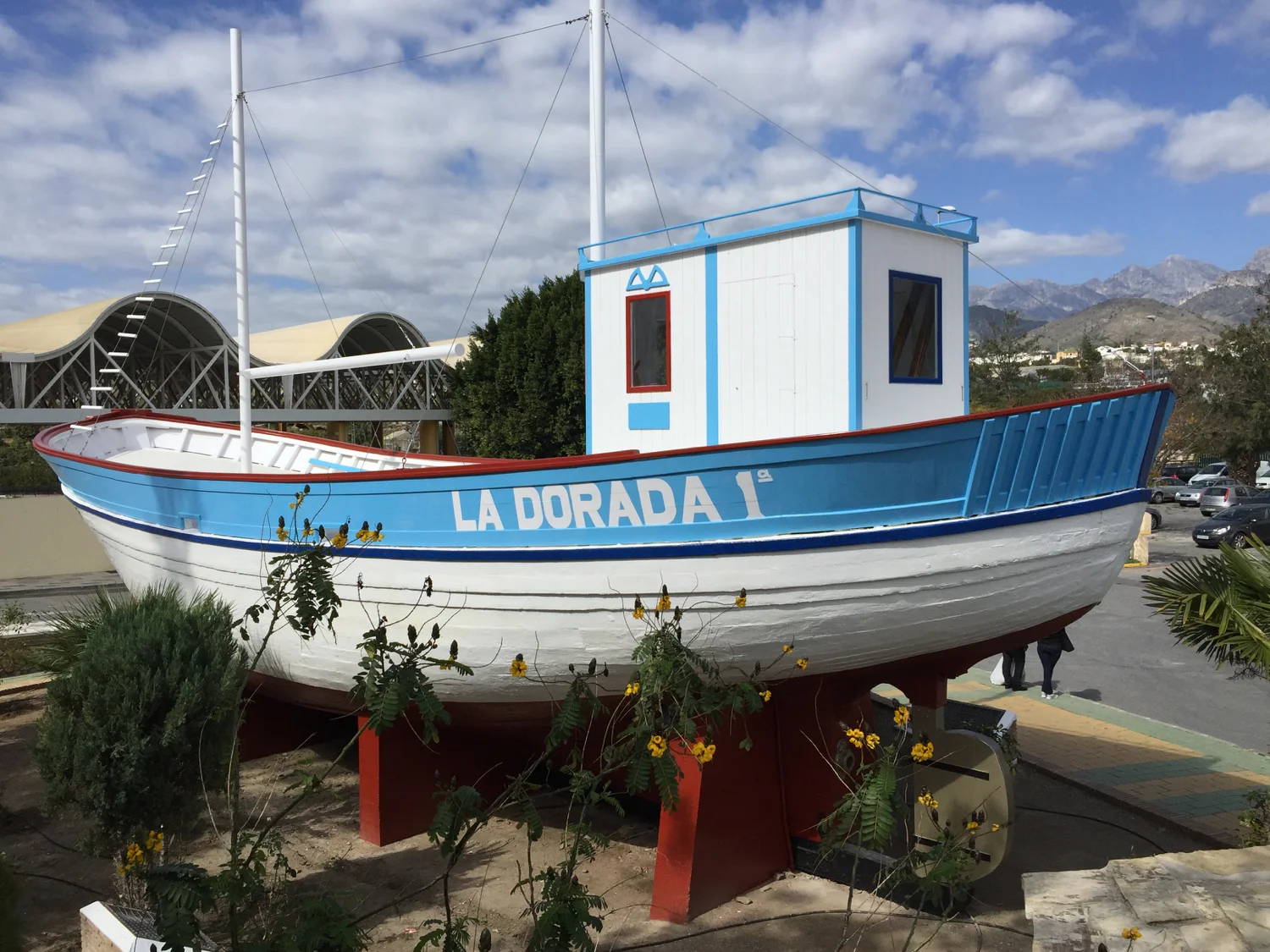 Denne båten i Nerja og blomane rundt han, får oss til å tenkja på at det snart er tid for båt og sjøliv heime. Det gler vi oss til etter snart to månader i Spania! Men "La Dora I" blir nok ståande på land for godt, ser det ut til.
