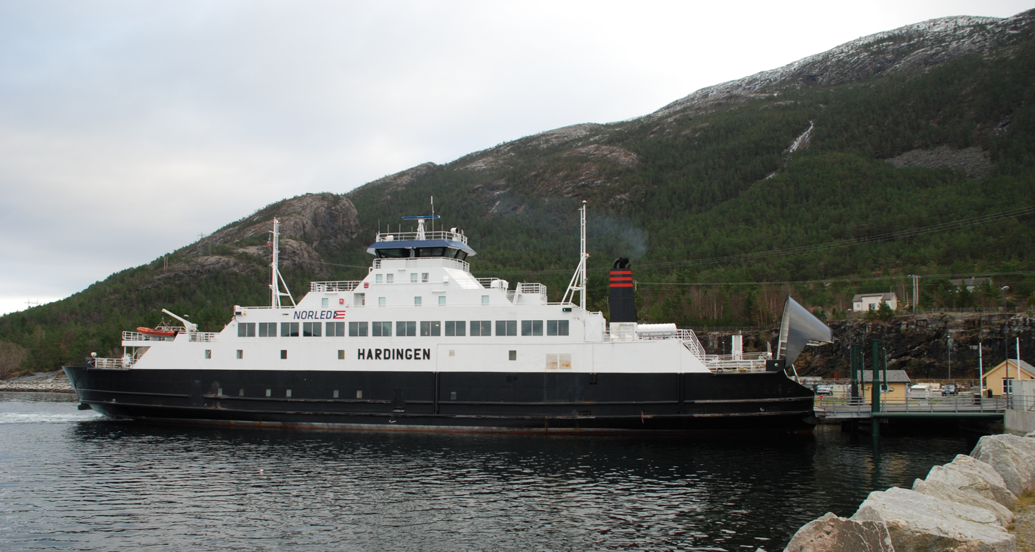 «Hardingen» ved Årsnes. (Foto Harald Sætre)
