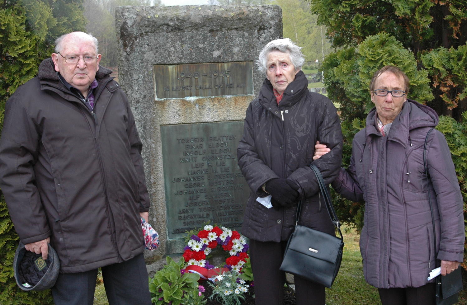 Frå minnestunda ved Husnes kyrkje 8. mai 2012. Frå venstre: Øyvind Røyrvik, Marta Røyrvik og Anna Prestnes. Dei to kvinnene miste far sin i tysk fangenskap under krigen.