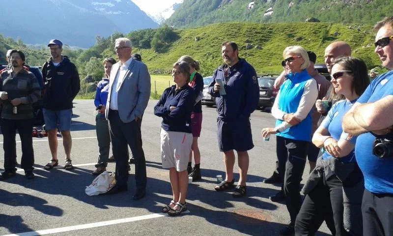 Både prominente gjester og andre interesserte møtte opp for å markere opninga av den ny-gamle turistvegen.
