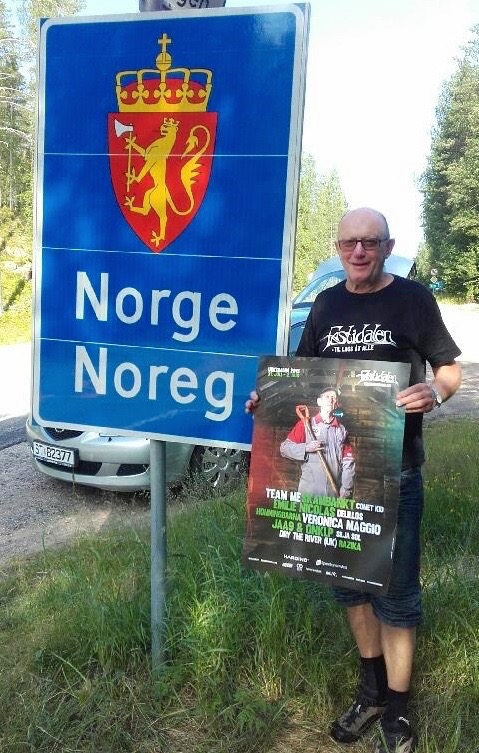 Kristian Bringedal med Festidalen-plakat på riksgrensa mellom Norge og Sverige.