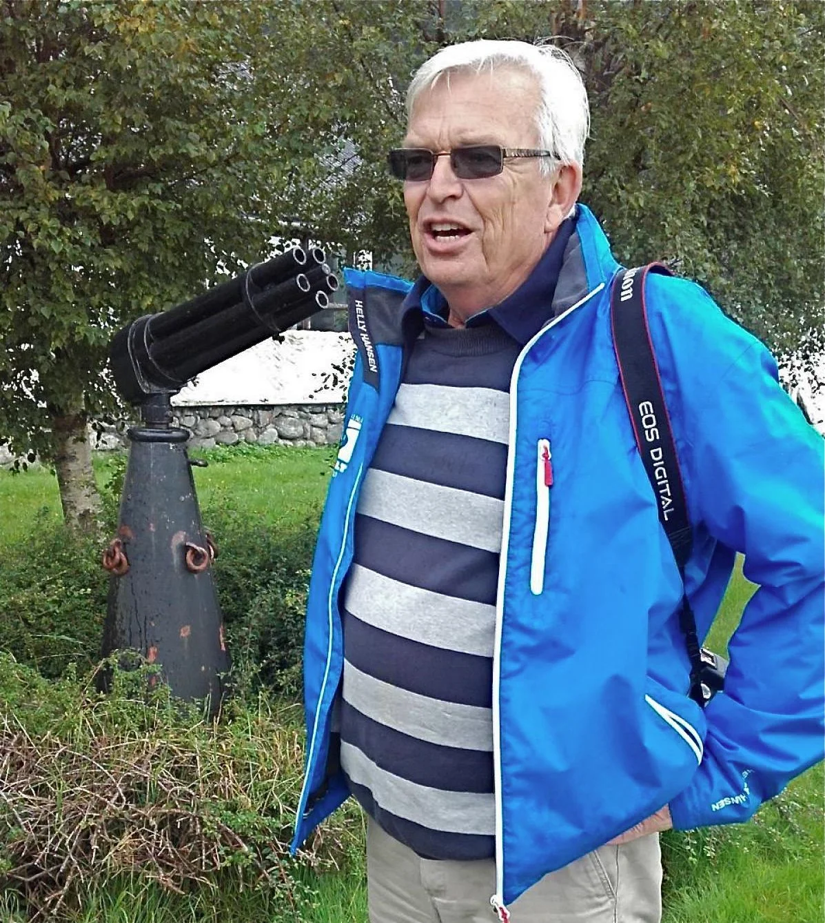 Sven Bugge jr., son til løytnant Bugge, ved revolverkanona på Myklebust kai. (Foto: Kristian Bringedal).