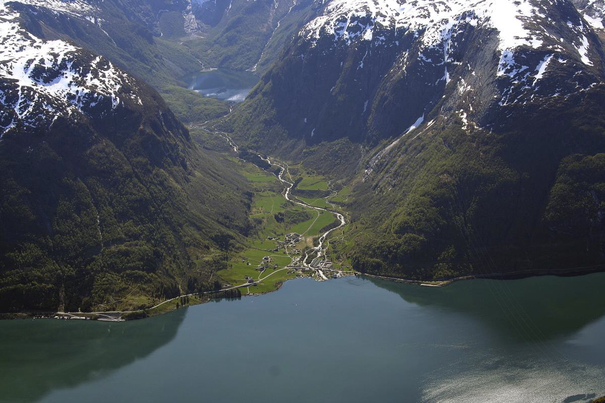 Oppe i fjellsida på venstre sida av Sundal låg steinen.