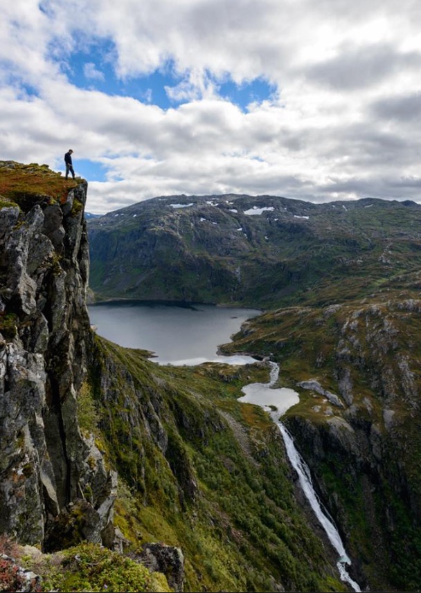 Flott utsyn mot Ringeriksfossen og Prestavatnet. (Foto: Lars Martin Teigen)