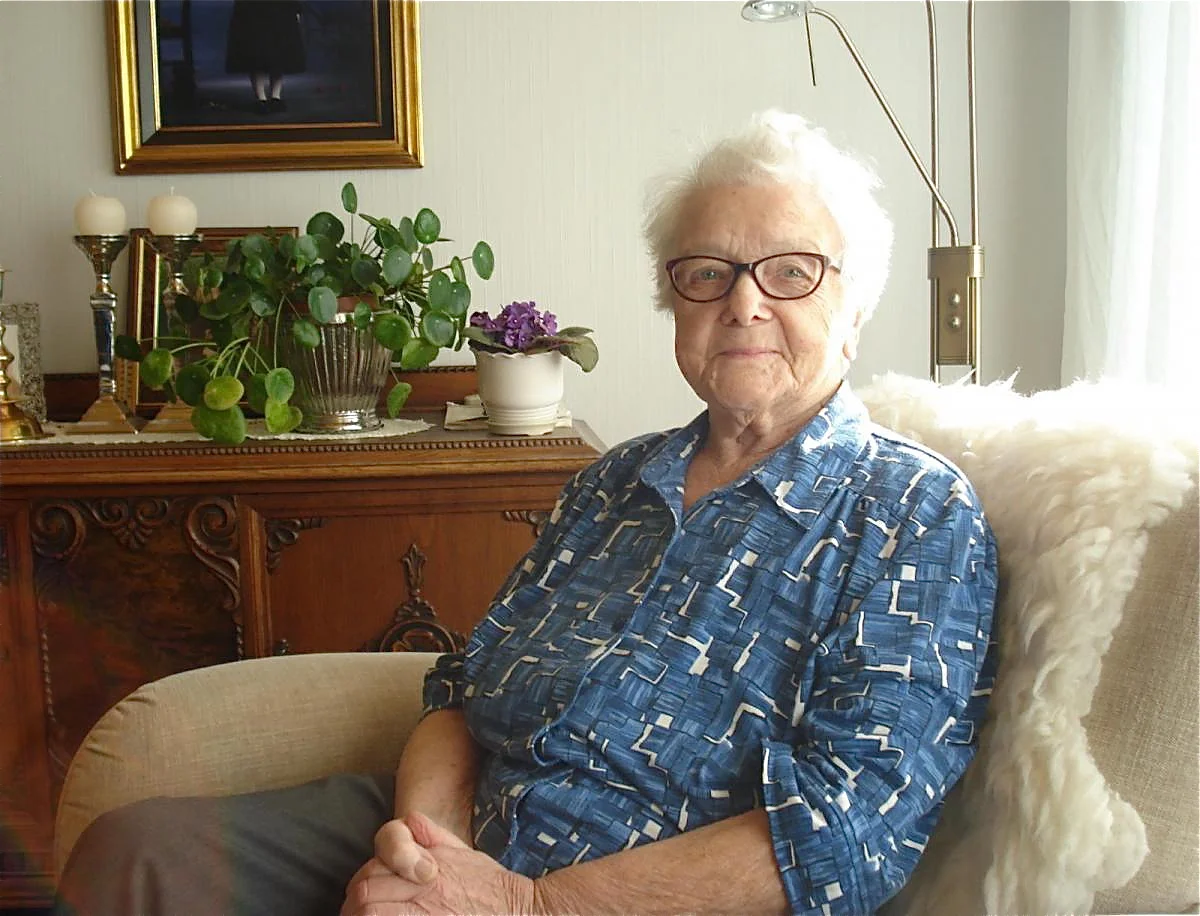98 år gamle Klara Døssland frå Uskedalen er med i boka. (Foto: Thor Inge Døssland)
