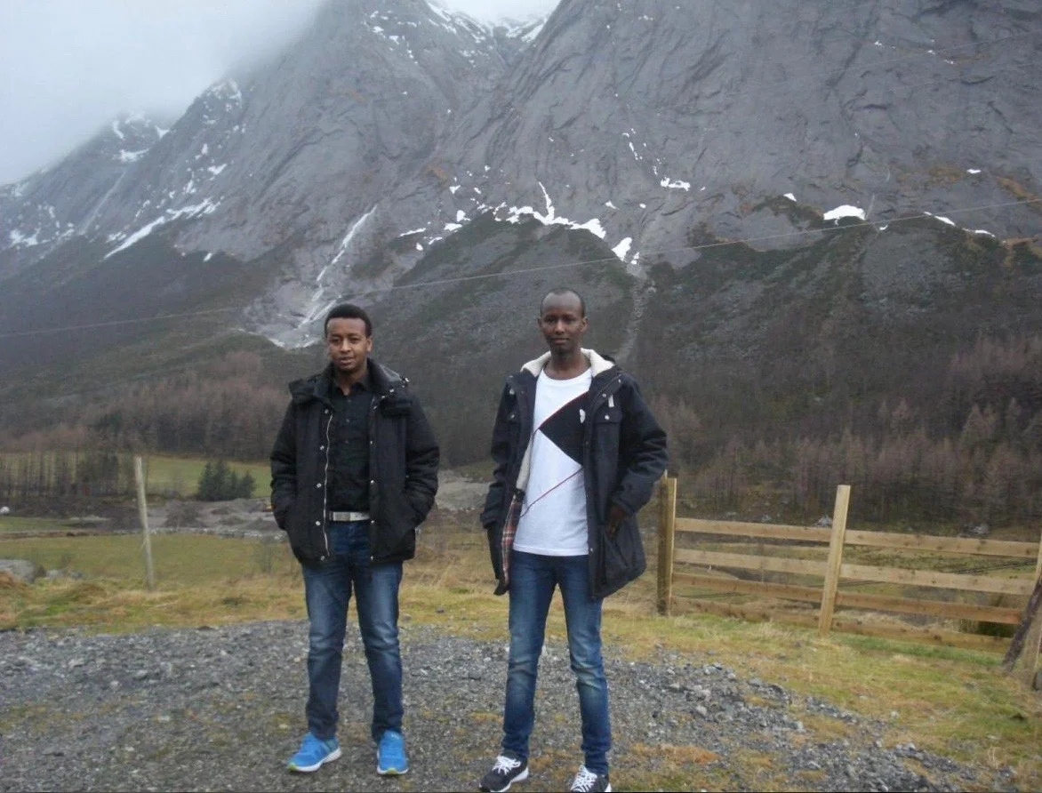 Mowlid og Mohammed er imponerte over dei høge fjella. Her med Ulvanåso i bakgrunnen.
