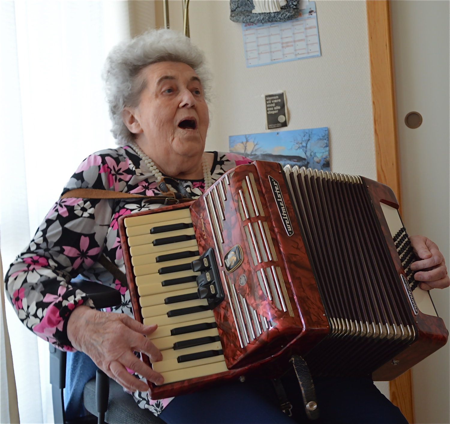Alder ingen hindring, heiter det. Karoline Lygre går i sitt 89. år, men både syng og spelar enno. Ho bur i ein av omsorgsbustadene på Halsnøytunet og likar seg godt der. Får godt stell, god mat og godt tilsyn. Ein bra plass for gamle og einslege, seier ho. Til hausten får du gjerne lesa meir om den trivelege dama i ei ny bok som er under planlegging. Les om prosjektet her