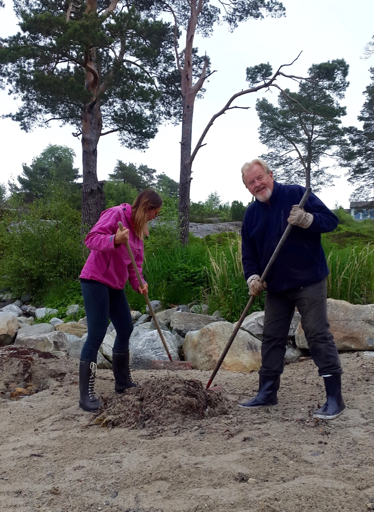 Brynhild Stokka og Jan B. Ingvaldsen i aksjon på ryddedagen. (Foto: Åsfrid Barstad)