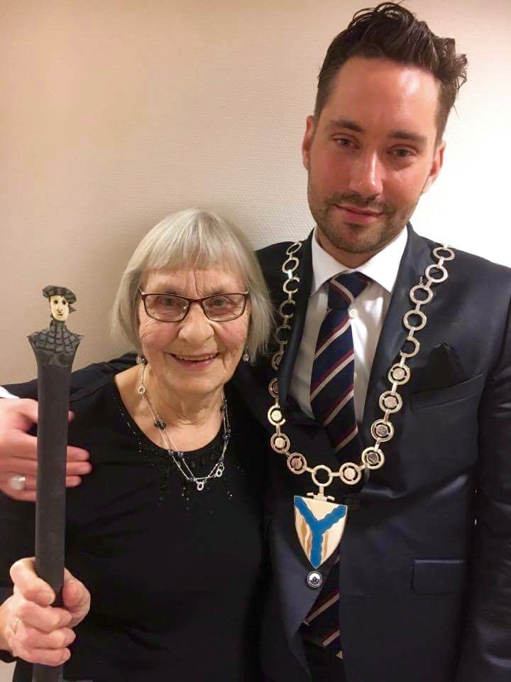 Aslaug fekk Frivilligprisen av barnebarnet sitt, ordførar Peder Sjo Slettebø. (Foto: Ingvild Sjo)