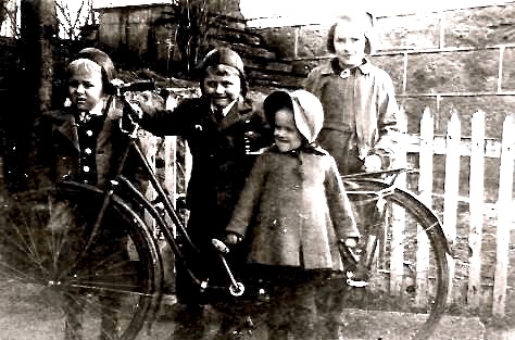 BARNDOMSMINNE: Fire doble syskjenborn, Ragnhild og Aud Karin Bjelland, Knut Ragnar Gausvik og Olaf Agnar Gausvik. Biletet er teke i Omvikdalen i samband med gravferda til bestefar deira, Knut Gausvik.