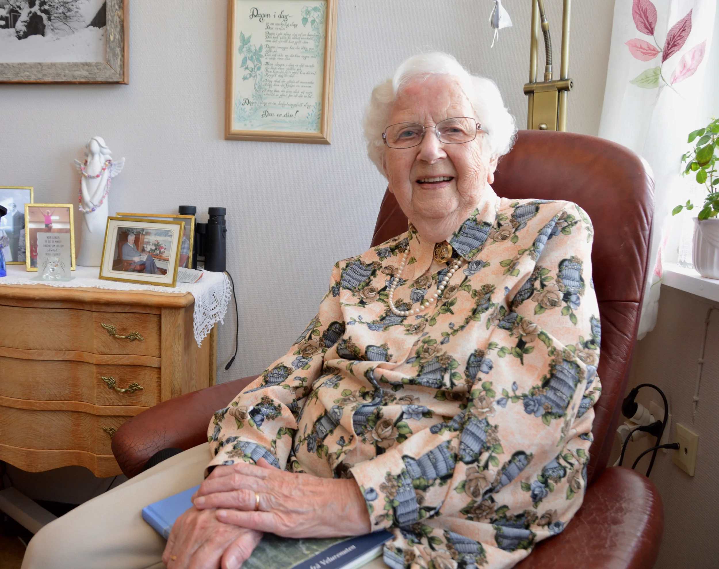 Ovidia Jaastad, snart 102 år, trivst på Utneheimen.