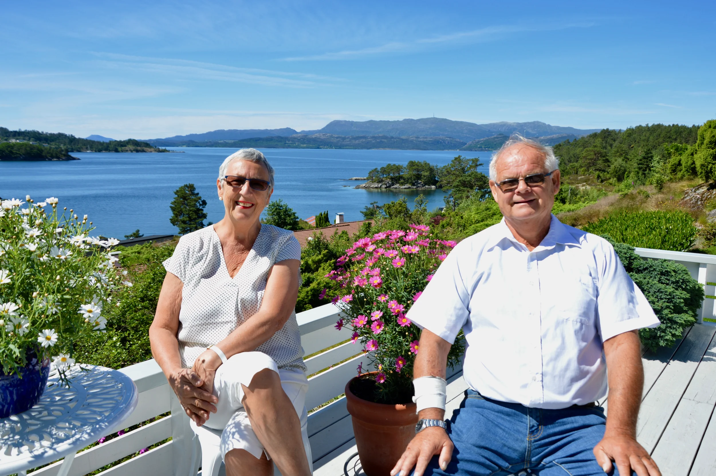 Kari og Håkon vart kjærastar allereie i 15-årsalderen, og gjekk på skule ilag. Begge to har vore alvorleg sjuke, men no ser dei fram til gode og mindre strevsame år framover.