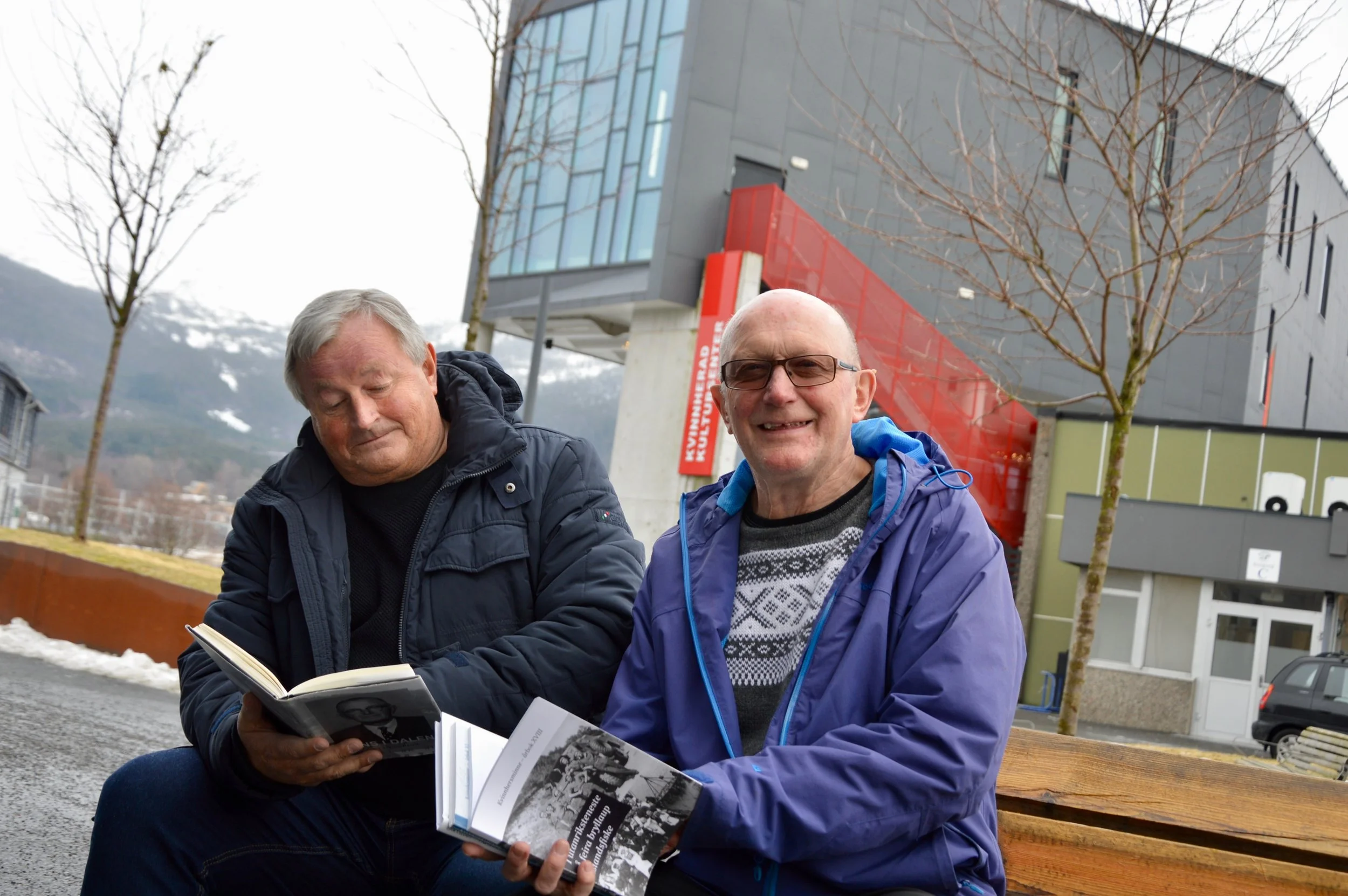 Thor Inge Døssland og Kristian Bringedal har lyst til å skriva bok om den folkekjære distriktslegen.