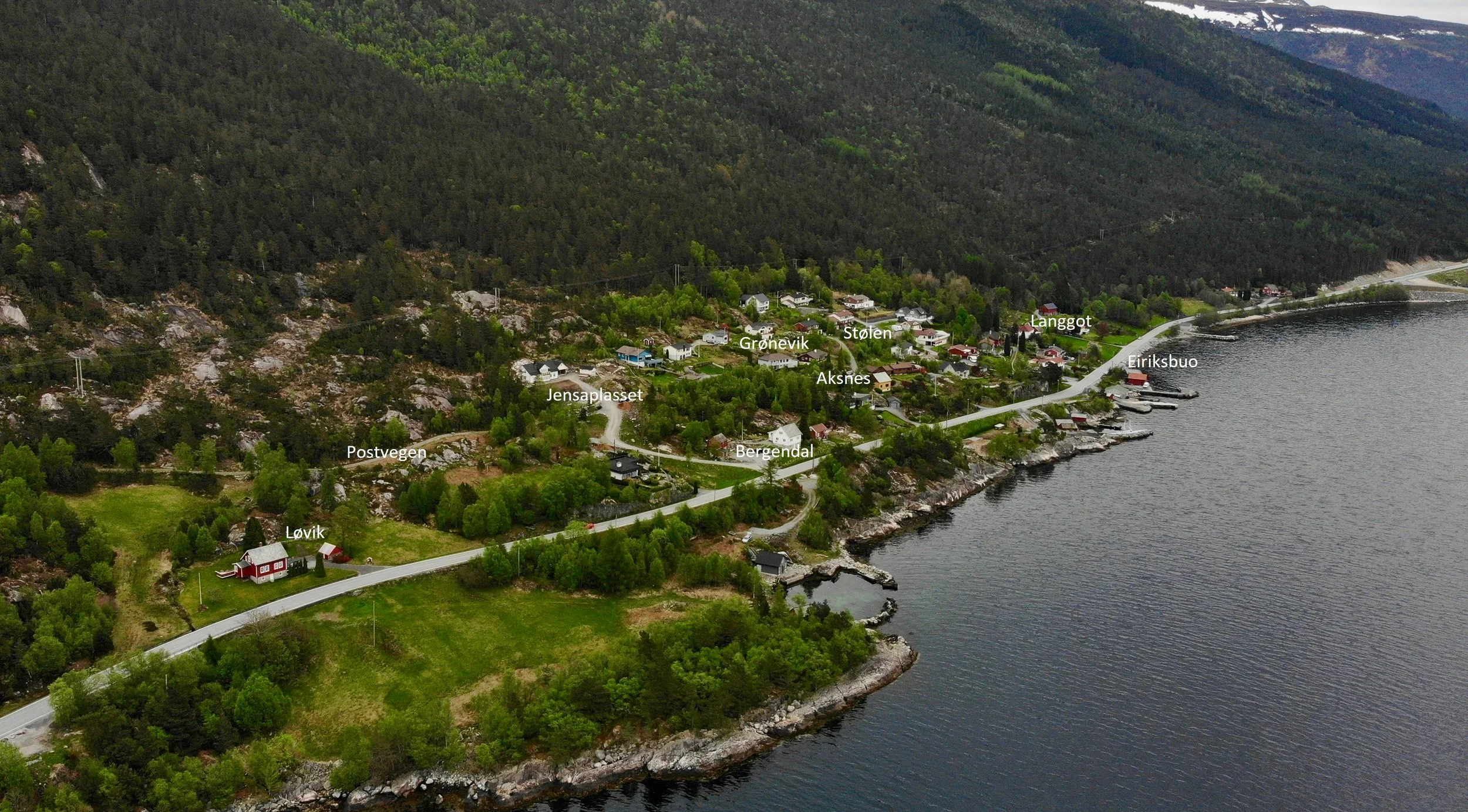 Eit av bileta i boka; området frå Løvik til Langgot. (Foto: Eirik Nødset Bringedal)