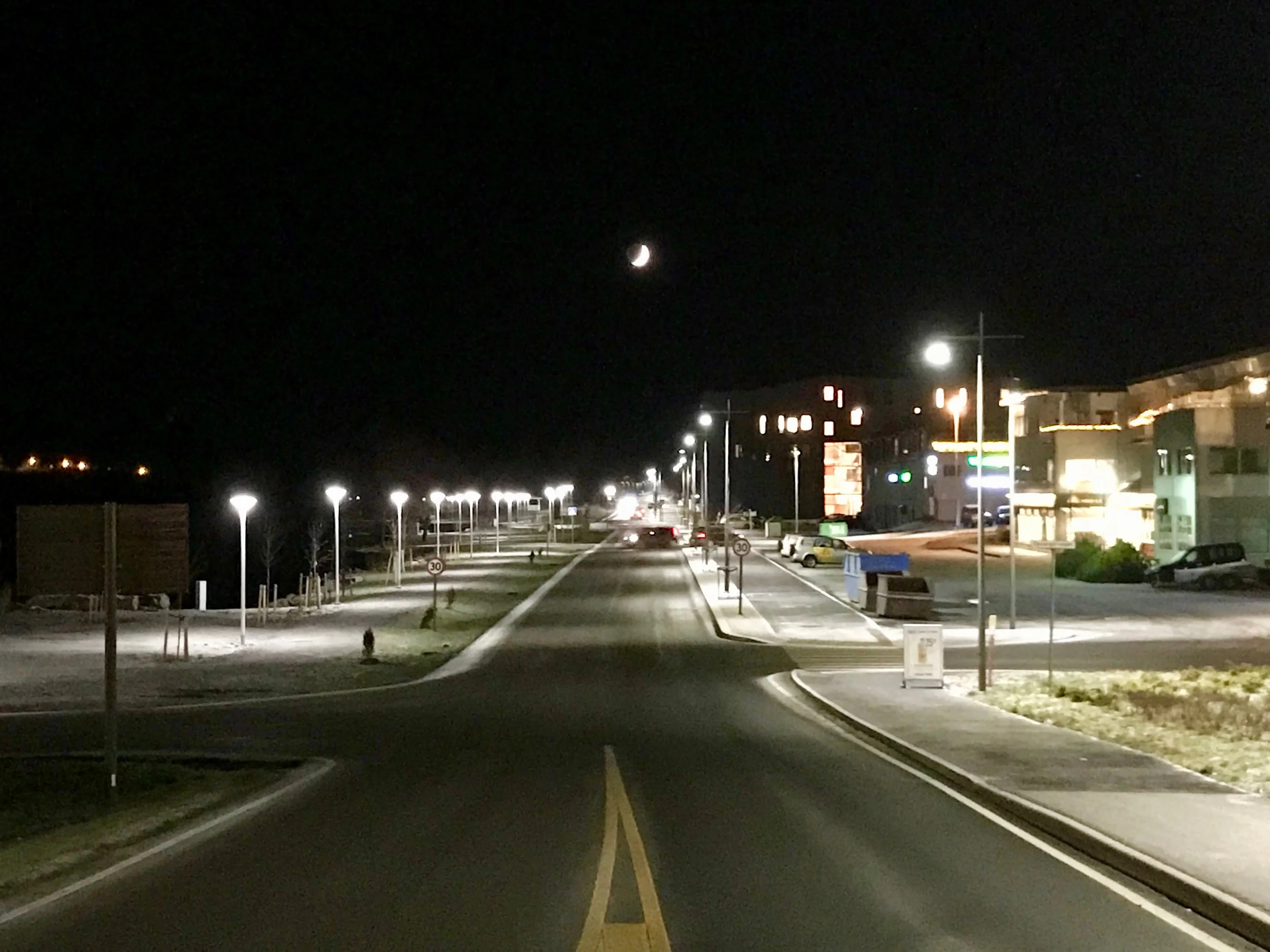 – Månen er på veg opp, og då blir det godvêr lenge, sa dei gamle. Lat oss håpa dei hadde rett! I kveld hang han i alle fall over den nye og fine Opsangervegen, 394.704 km vekke frå oss. To dagar før julafta blir han endå meir synleg, for då er det fullmåne. (Foto: Jens Martin Fotland)
