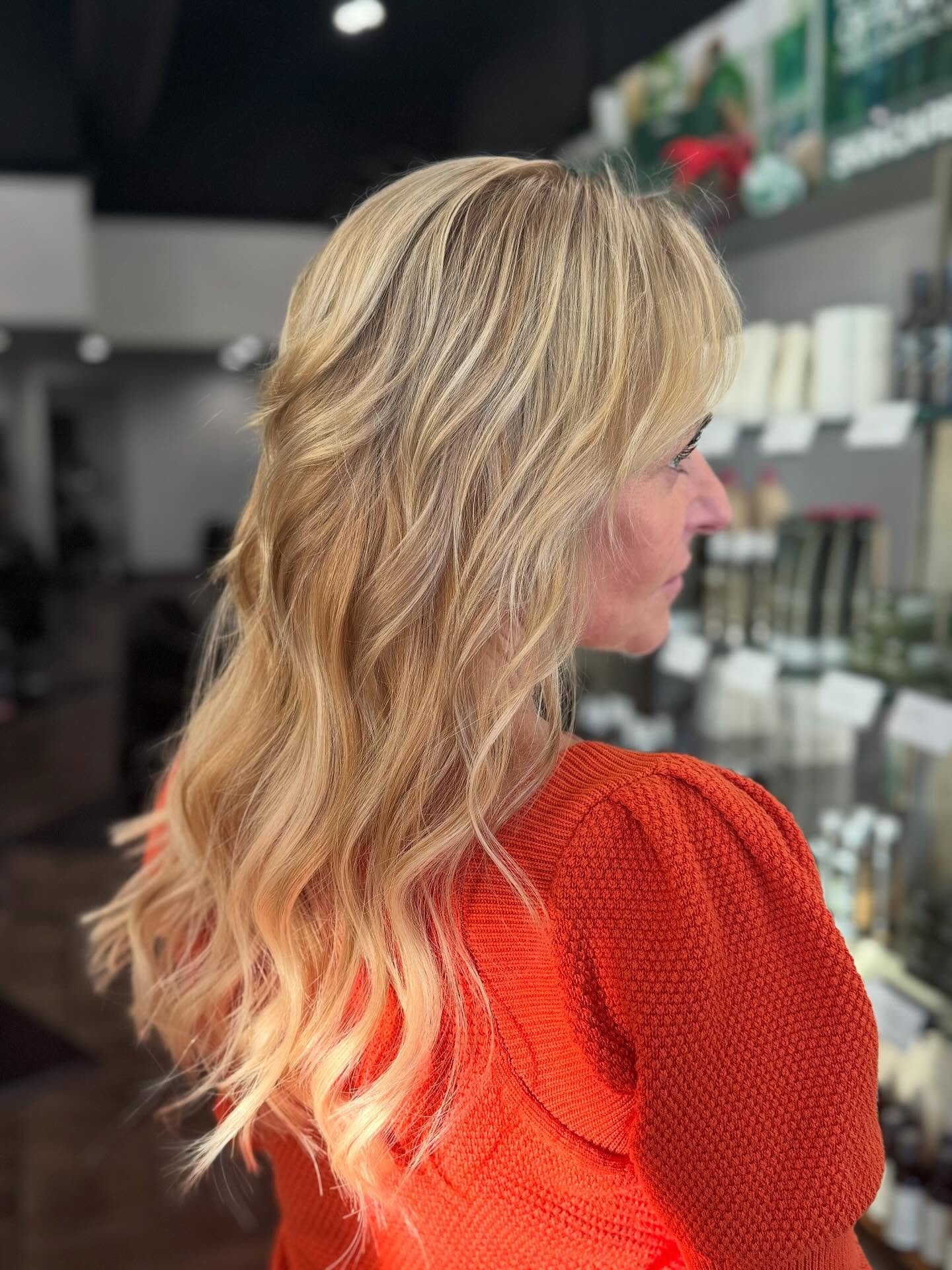 ✨ TRANSFORMATION ALERT ✨
These extensions by Tiffani are absolutely flawless! Ready for your own custom extension and color service? Book your appointment today! 🤩