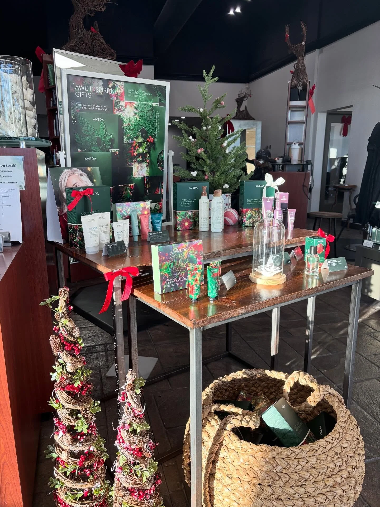 The holidays are officially here at Avant! 🎄 Come on in and shop all of your favorite products and exclusive holiday packages! Perfect for gifting or treating yourself 😉🫶🏻