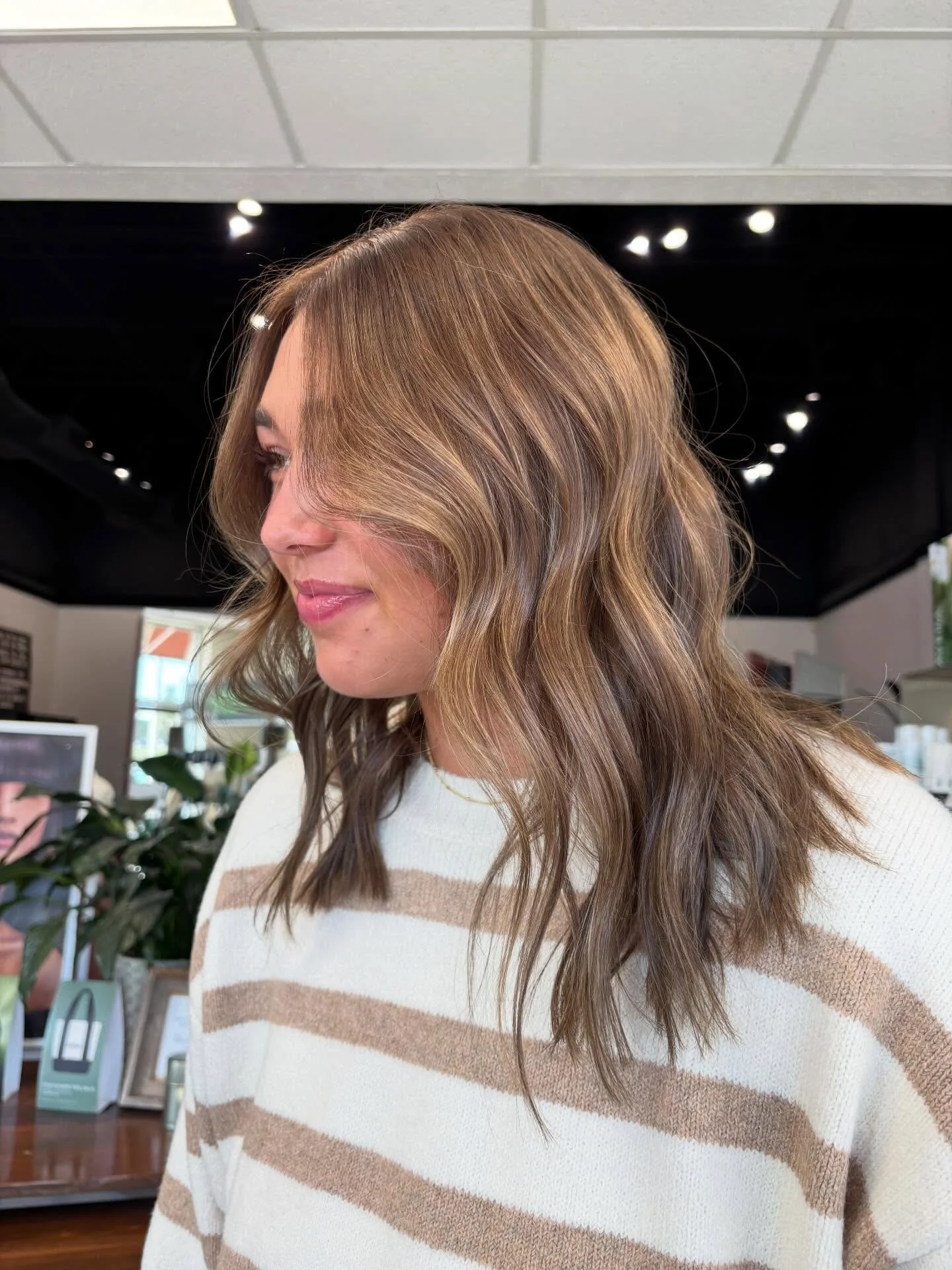 Lowlight refresh 🐻
We have limited spots open this week&mdash;let&rsquo;s get you booked and head into the New Year looking spectacular 🤩✨

Stylist : Ava Coniglio 

#lowlightshair #bronde #aveda