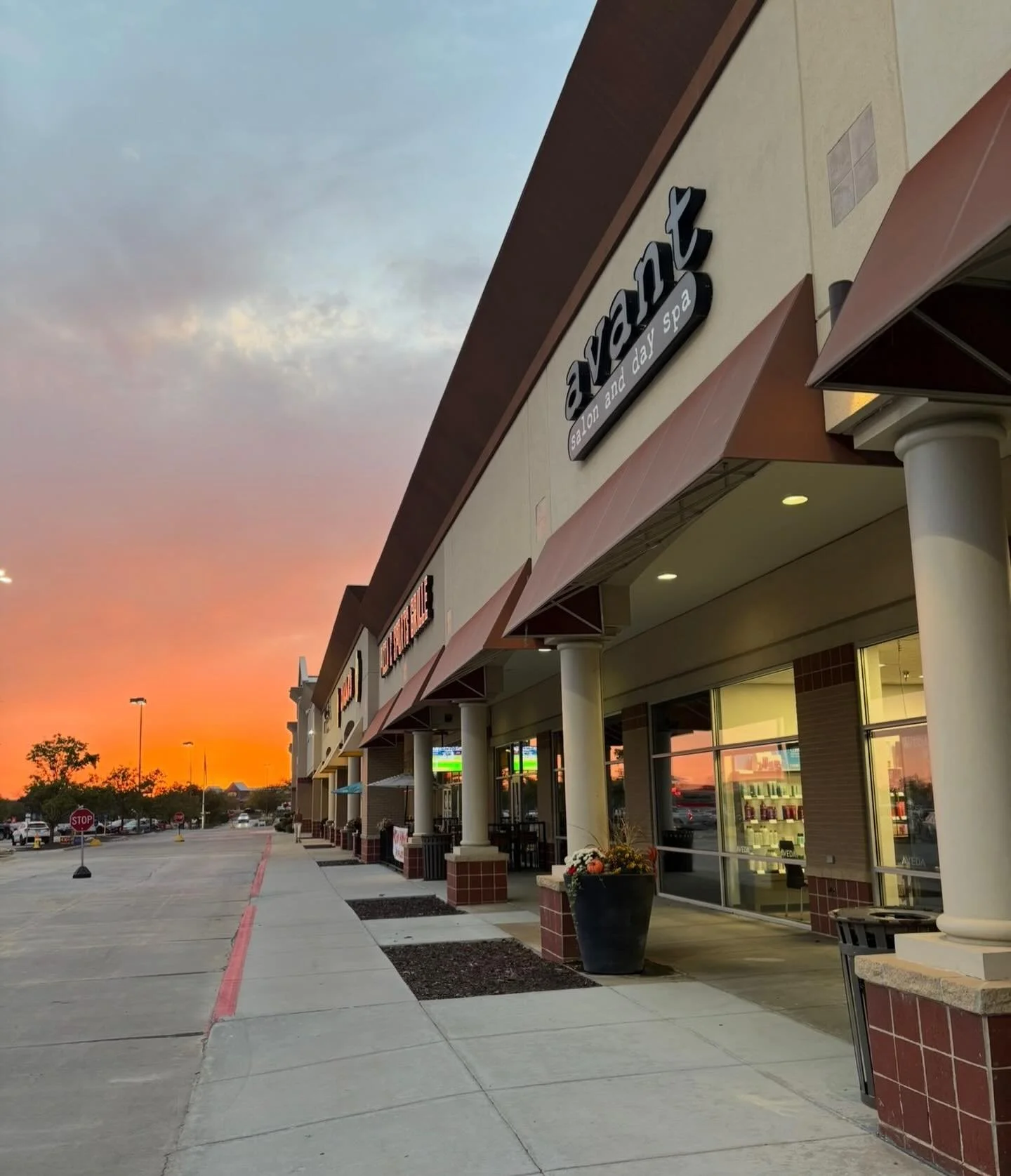 Looking ahead at the week, we have a few openings left for color, highlights, cuts, or if you need to relax we have just a few openings left for facials and massages! Come on in and see us! 😊 

Click the link in bio to book! 

#aveda #stylist #omaha