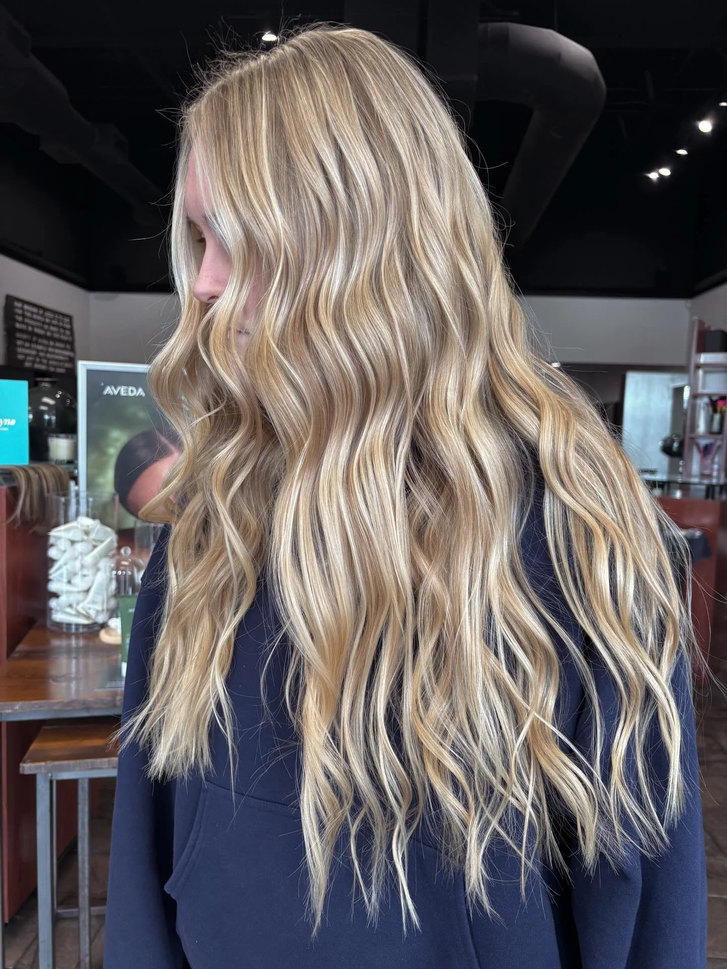 This is your sign to go blonde 🤩✨

We have a few last minute appointments on Saturday! Call or click the link in bio to book!

Stylist: Ava Coniglio 

#aveda #omahablonde #avedastylist