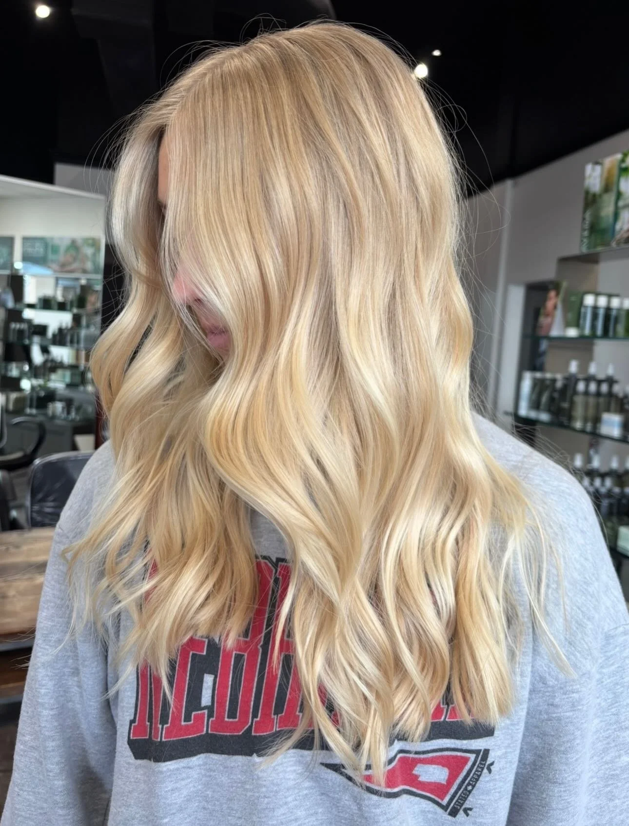 Blonde is always a good idea 😋☀️

Need in last minute? We got you covered! We have a few color and highlight openings tomorrow 4/11! Give us a call or head to our website to online book! 

Stylist : Ava Coniglio 

#omahaaveda #avedasalon #blondeinsp