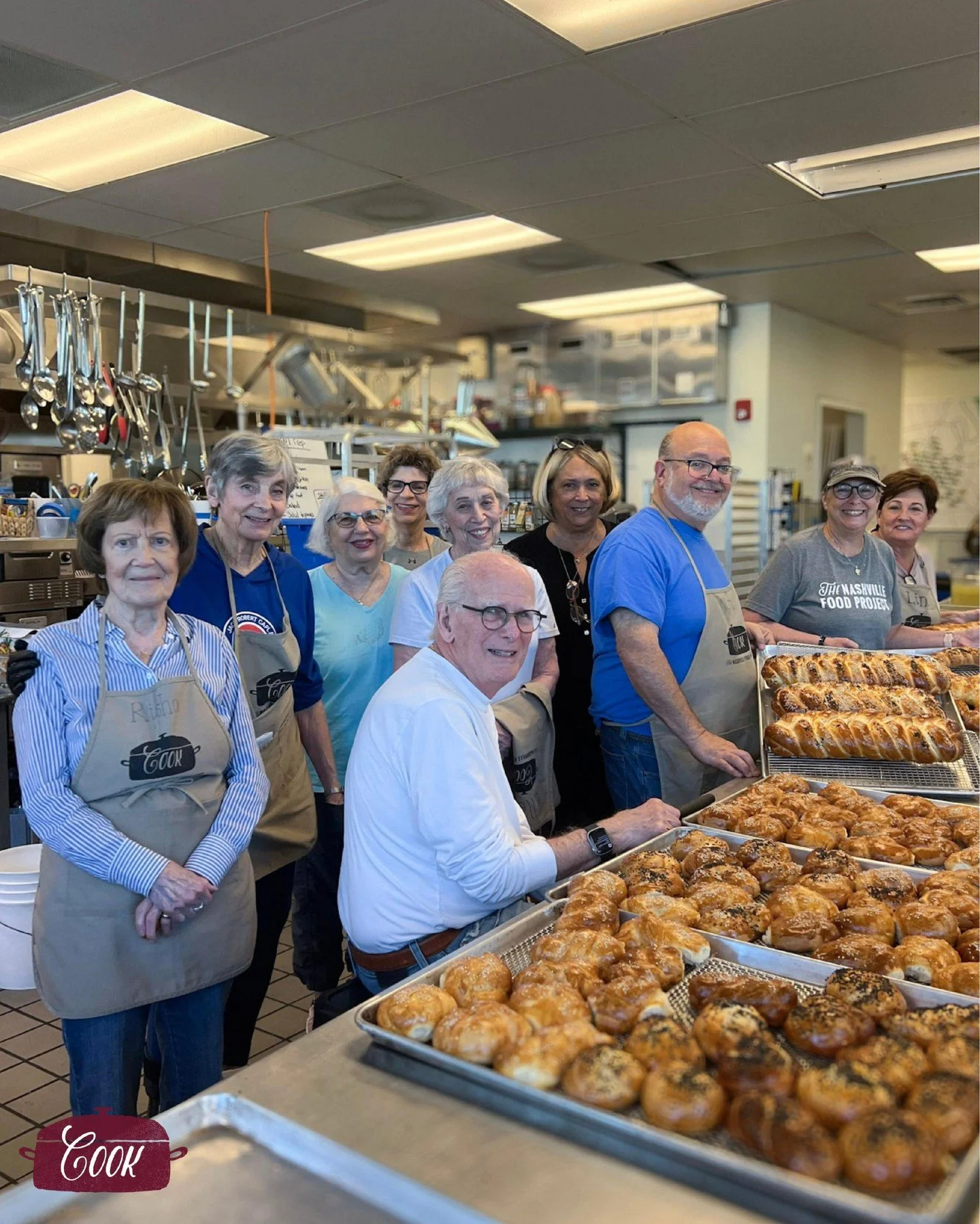 For more than a decade, Dr. Rob Stein has led a devoted team of volunteers from West End Synagogue (@westendsynagogue) in our kitchen, baking challah and preparing nourishing meals for our neighbors. ๐ฟ
Each week, this incredible group brings warmth