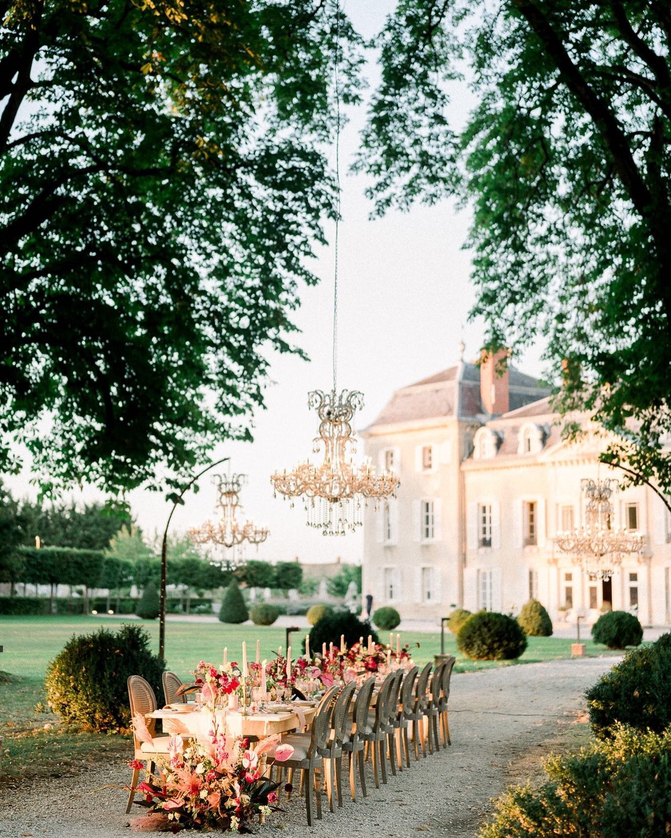 Twinkling crystals, flickering candlelight, &amp; brightly colored florals at the majestic @chateaudevarennes featured in @dwhamagazine 

Wishing you all a relaxing end to the weekend and a work week full of dreaming, planning and good vibes. 

Plann