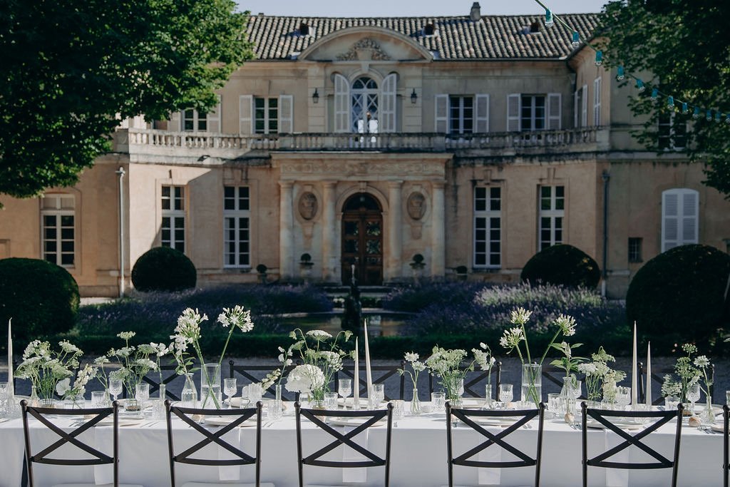 Chateau-wedding-dinner-elegant-simple-green-white-flower-design-modern-wedding-Chateau-Martinay-Provence.jpg