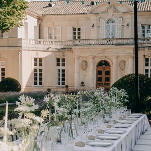 Wedding-dinner-Chateau-Martinay-Provence-Carpentras-green-and-white-flower-design-modern-classical-wedding.jpg