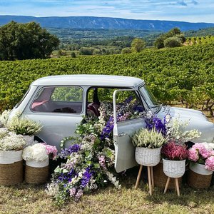 Wedding-car-classical-French-car-Provenc%CC%A7al-wedding-market-Provence-old-car-oldtimer-classic-car-flower-wedding-garden-celebration.jpg
