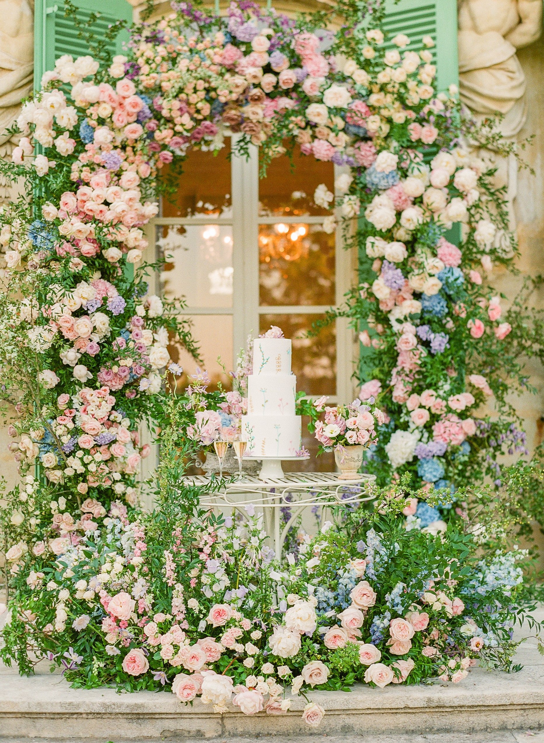 Wedding-cake-wedding-florals-Chateau-de-Tourreau-Provence-France-luxurious-wedding.jpg