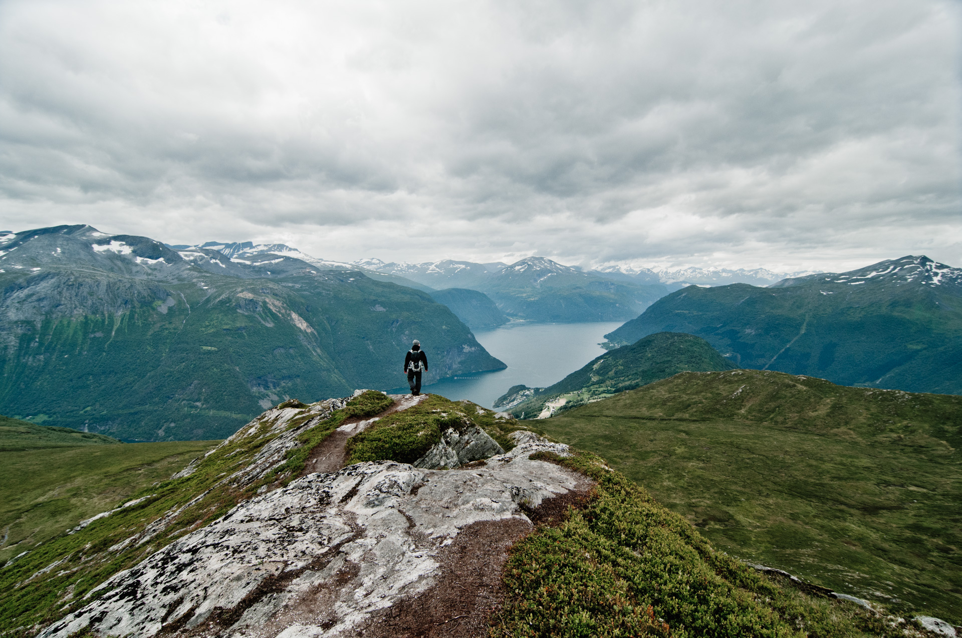Heading down Mefjellet after lunch on the summit.
