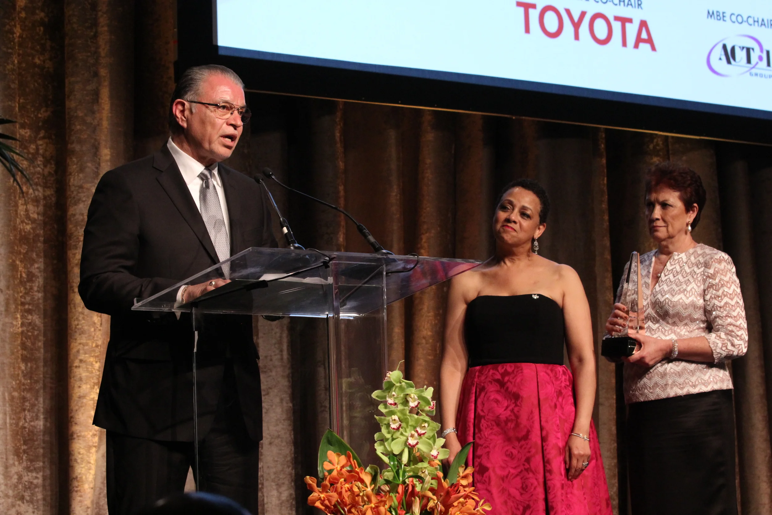 Fernando Martinez accepts the Vanguard Award from National MSDC President Joset Wright-Lacy (left) and Casilda Del Valle, vice president for Finance and Administration
